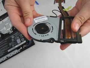 Langkah 6 — Melepas Tape Penjepit Heat Sink