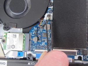 Langkah 4 — Angkat Kipas Dan Bersihkan Thermal Paste