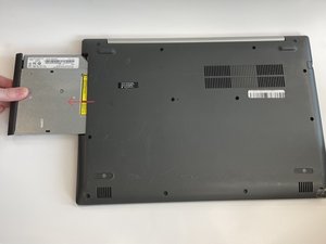 Langkah 2 — Keluarkan drive optik dari laptop