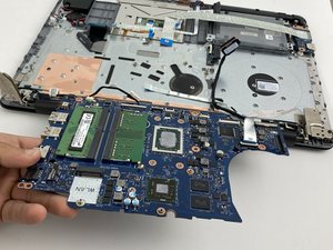 Langkah 5 — Lepaskan Motherboard