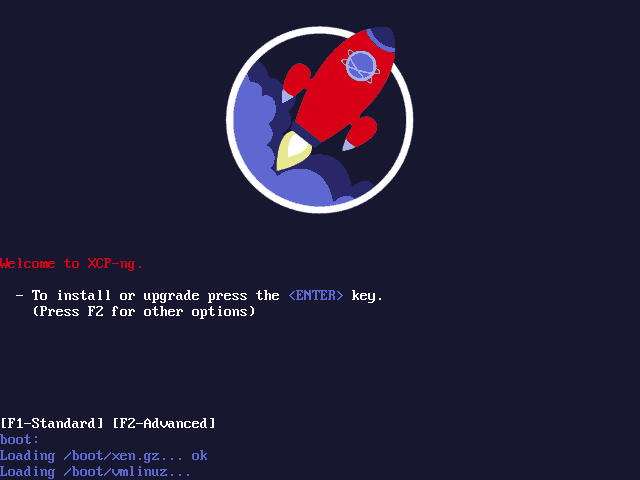 Layar boot XCP-ng dengan logo roket merah di lingkaran putih, tulisan Welcome to XCP-ng, dan instruksi tekan ENTER untuk instal atau upgrade