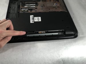 Langkah 3 — Buka Panel untuk Mengakses Optical Drive