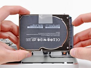 Langkah 4 — Lepaskan Kabel Hard Drive