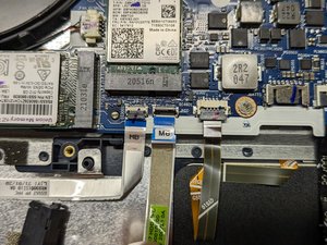 Langkah 5 — Masukkan Kabel SATA ke Konektor