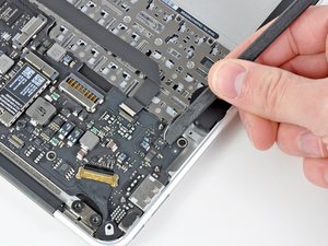 Langkah 4 — Lepaskan Kabel Speaker