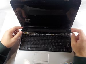 Langkah 1 — Mengangkat Strip Plastik di Atas Keyboard