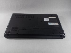 Langkah 1 — Matikan Laptop dan Buka Baterai
