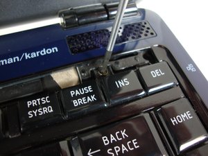 Langkah 3 — Lepaskan Flap Kabel dan Angkat Keyboard