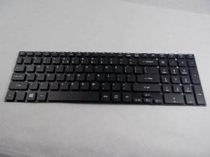 Langkah 4 — Hapus Plat Logam di Keyboard