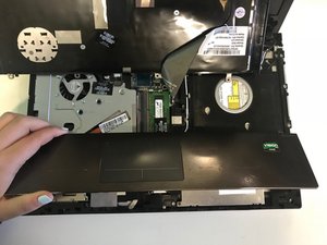 Langkah 6 — Angkat dan Ganti Hard Drive