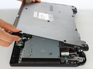 Langkah 3 — Membuka Casing Laptop