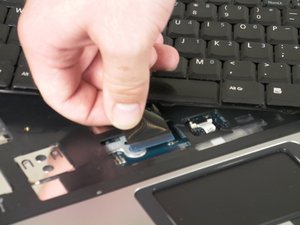 Langkah 3 — Lepaskan Kabel Keyboard