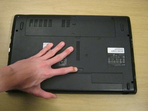 Langkah 1 — Mengeluarkan Baterai Laptop