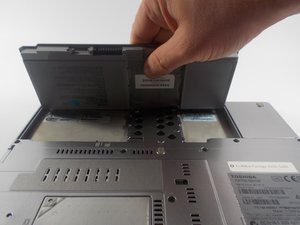 Langkah 4 — Melepas Sekrup Keyboard