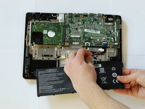 Langkah 4 — Cabut Kabel Baterai dari Motherboard