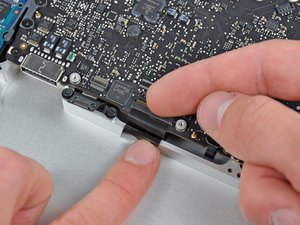 Langkah 10 — Melepaskan Kabel Keyboard