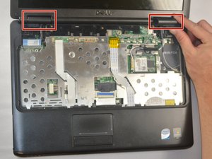 Langkah 8 — Lepaskan Kabel Antena WLAN