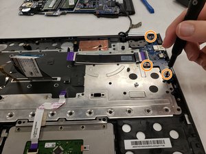 Langkah 6 — Melepas Display Assembly