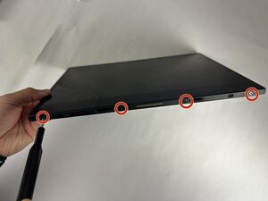 Langkah 2 — Lepaskan Sekrup Display