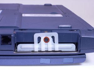 Langkah 3 — Lepaskan Sekrup dan Tray Hard Drive