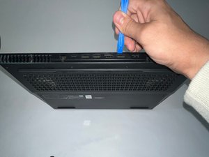 Langkah 3 — Lepaskan Tutup Bawah Laptop