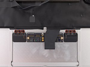 Langkah 3 — Lepaskan Sekrup Trackpad
