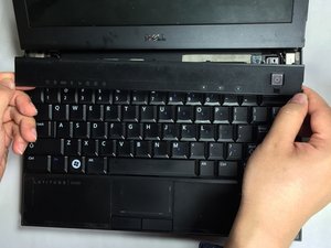 Langkah 3 — Angkat Panel Tombol Power