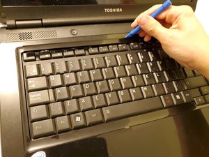 Langkah 7 — Melepas Sekrup Keyboard