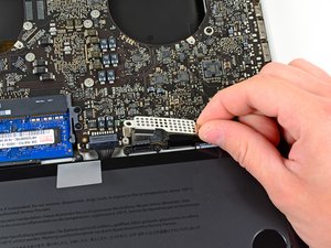 Langkah 8 — Mengangkat Tutup Kabel Keyboard/Trackpad