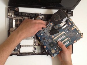 Langkah 3 — Akses Motherboard dan Lepaskan Kabel Baterai
