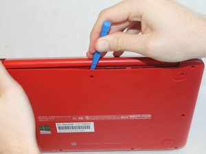 Langkah 2 — Membuka Bagian Belakang Laptop