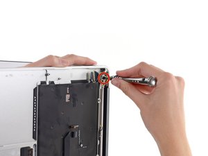 Langkah 3 — Menghilangkan Sekrup Hinge Kiri
