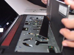 Langkah 8 — Akses Kabel Ribbon Keyboard