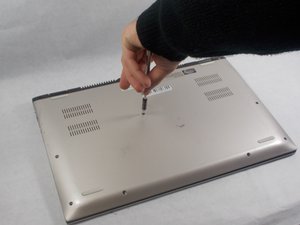 Langkah 1 — Membuka bagian belakang laptop