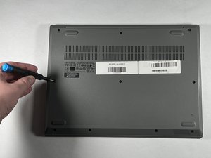 Langkah 1 — Buka Bagian Bawah Laptop