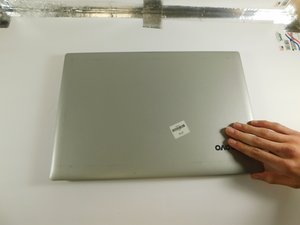 Langkah 1 — Matikan Laptop dan Buka Tutup Belakang