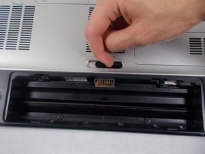 Langkah 1 — Matikan Laptop dan Buka Panel Bawah