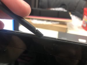Langkah 4 — Mengangkat Bezel Layar