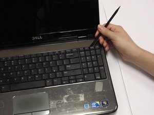 Langkah 7 — Lepaskan Kabel Keyboard