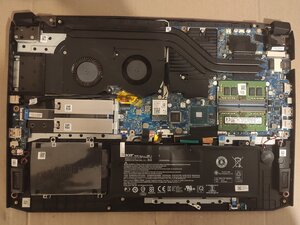 Langkah 1 — Membuka Casing Belakang Laptop