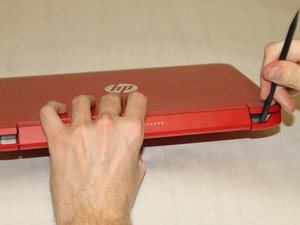 Langkah 2 — Membuka Bagian Belakang Laptop