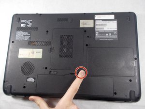 Langkah 1 — Matikan Laptop dan Buka Bagian Bawah