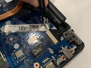 Langkah 11 — Lepaskan Plug dari Motherboard