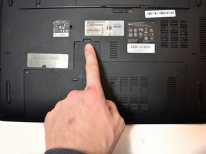 Langkah 1 — Membuka Panel Bawah Laptop