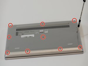 Langkah 2 — Buka Panel Belakang Laptop