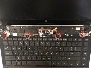 Langkah 4 — Angkat Keyboard dan Lepaskan Mouse Pad