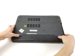 Langkah 1 — Mengeluarkan Baterai Laptop