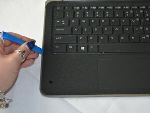Langkah 3 — Mengangkat Keyboard Deck