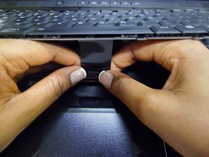 Langkah 4 — Lepaskan Sekrup dan Komponen