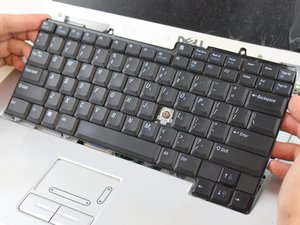 Langkah 3 — Melepas Keyboard dan Kabel Ribbon